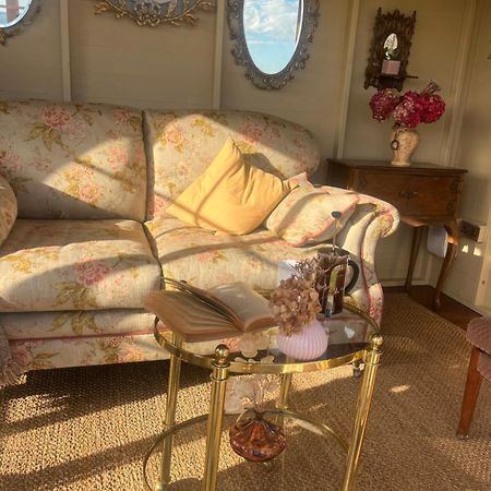 The Pink Cottage Upstairs Suite & Garden Summer Room Whitehead 外观 照片