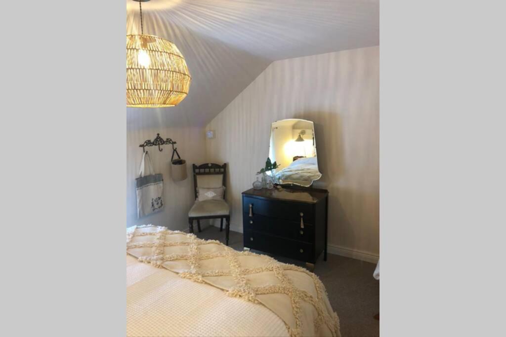 The Pink Cottage Upstairs Suite & Garden Summer Room Whitehead 外观 照片