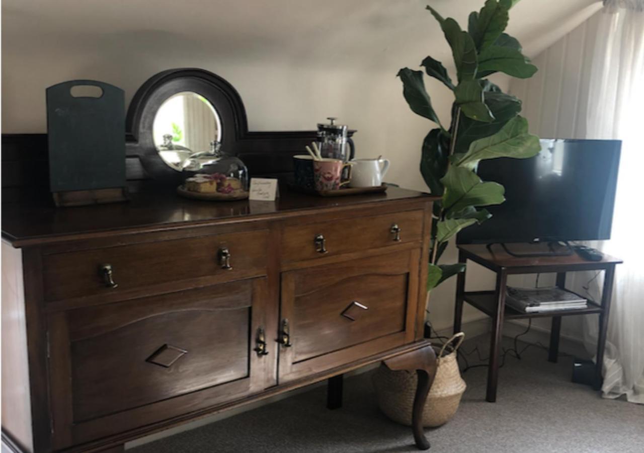 The Pink Cottage Upstairs Suite & Garden Summer Room Whitehead 外观 照片