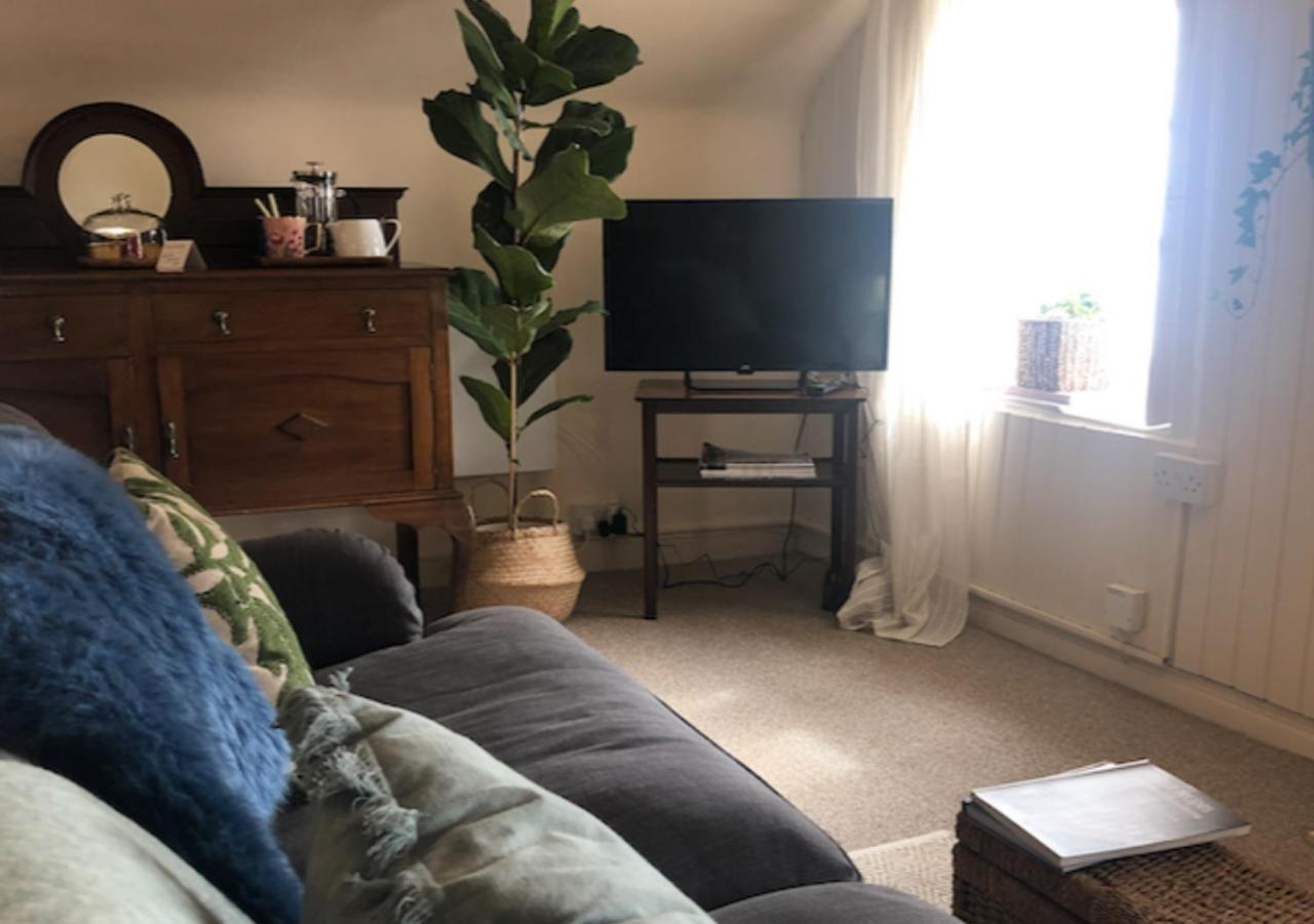 The Pink Cottage Upstairs Suite & Garden Summer Room Whitehead 外观 照片