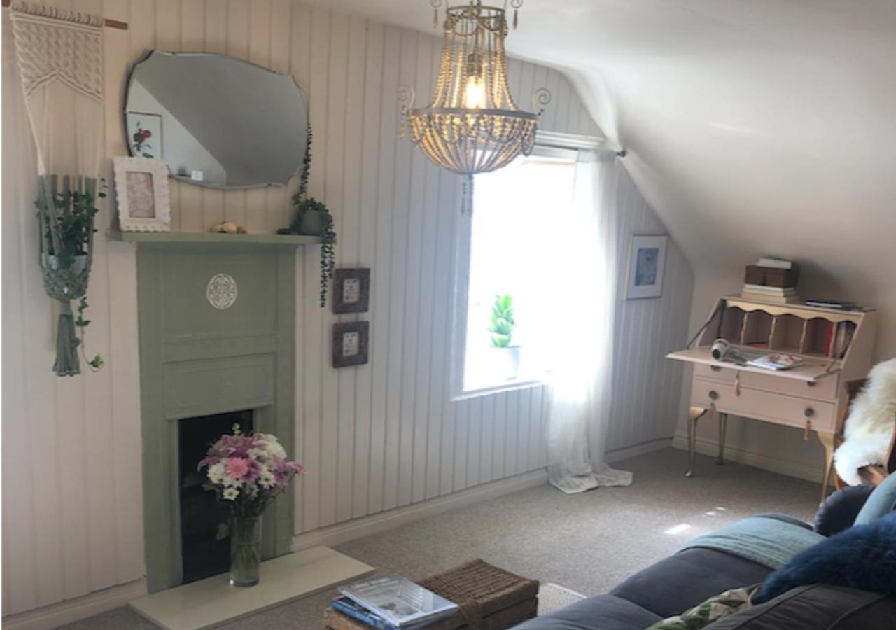 The Pink Cottage Upstairs Suite & Garden Summer Room Whitehead 外观 照片