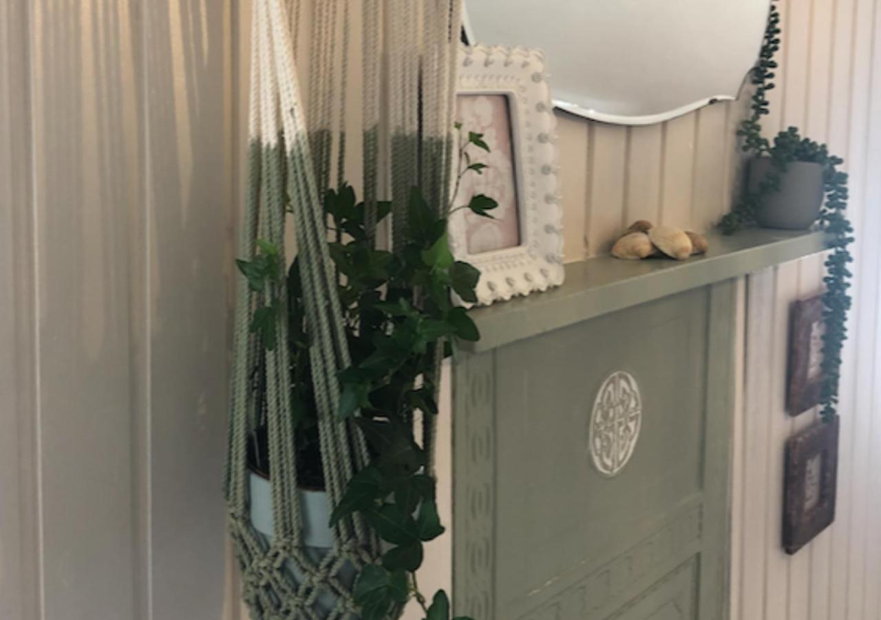 The Pink Cottage Upstairs Suite & Garden Summer Room Whitehead 外观 照片