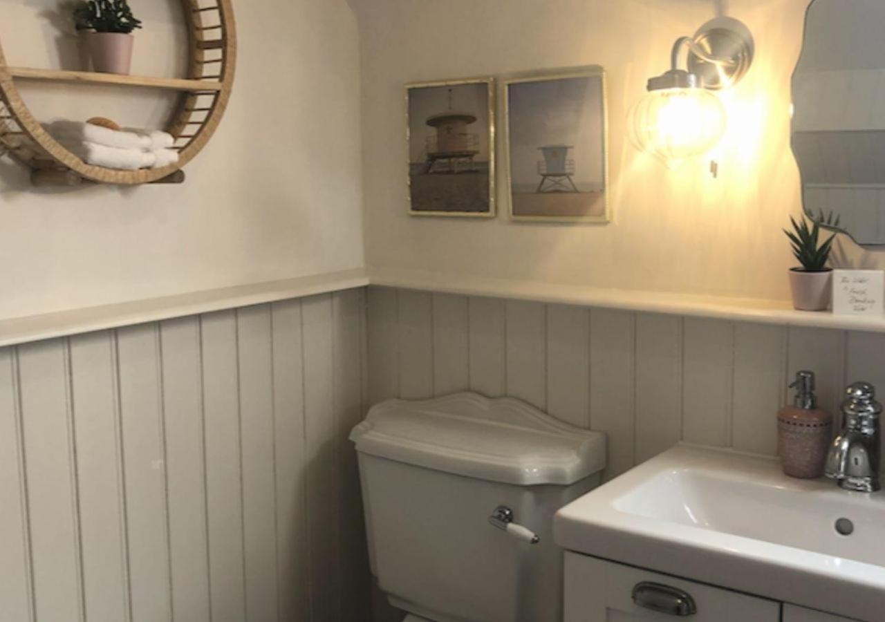 The Pink Cottage Upstairs Suite & Garden Summer Room Whitehead 外观 照片