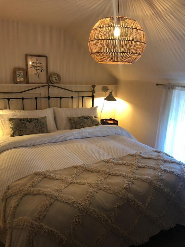 The Pink Cottage Upstairs Suite & Garden Summer Room Whitehead 外观 照片