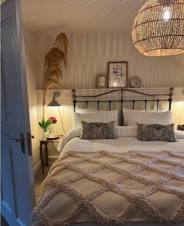 The Pink Cottage Upstairs Suite & Garden Summer Room Whitehead 外观 照片