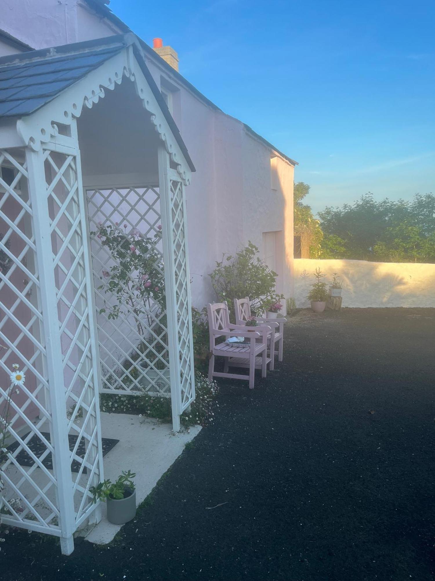 The Pink Cottage Upstairs Suite & Garden Summer Room Whitehead 外观 照片