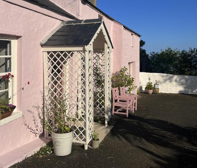 The Pink Cottage Upstairs Suite & Garden Summer Room Whitehead 外观 照片