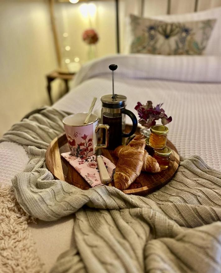 The Pink Cottage Upstairs Suite & Garden Summer Room Whitehead 外观 照片