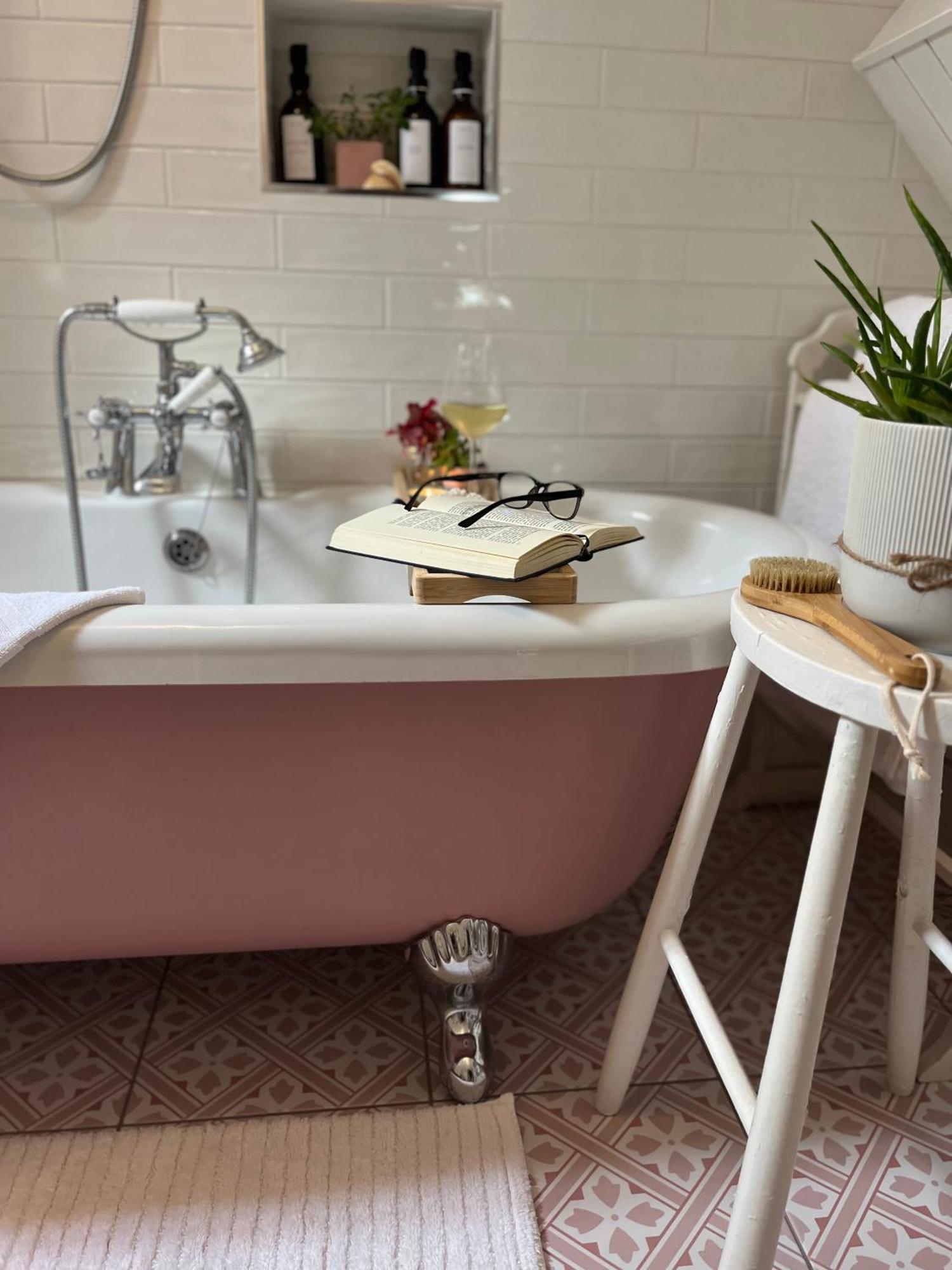 The Pink Cottage Upstairs Suite & Garden Summer Room Whitehead 外观 照片