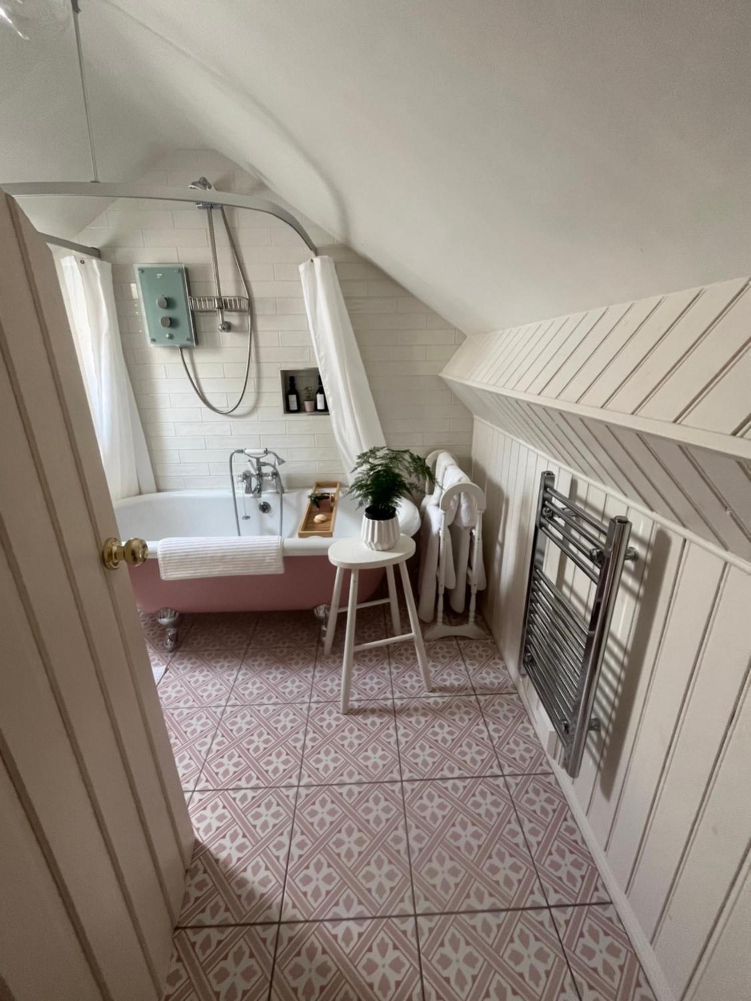 The Pink Cottage Upstairs Suite & Garden Summer Room Whitehead 外观 照片