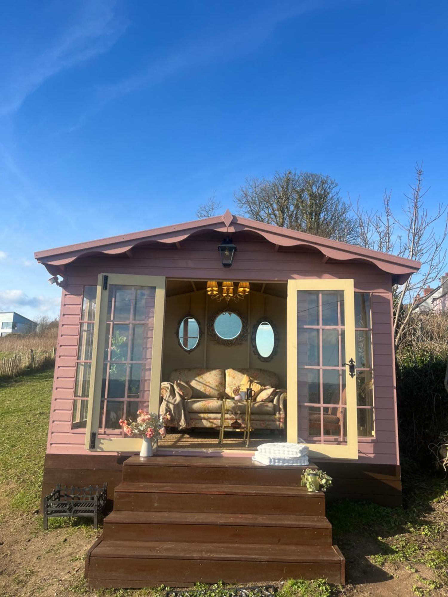 The Pink Cottage Upstairs Suite & Garden Summer Room Whitehead 外观 照片